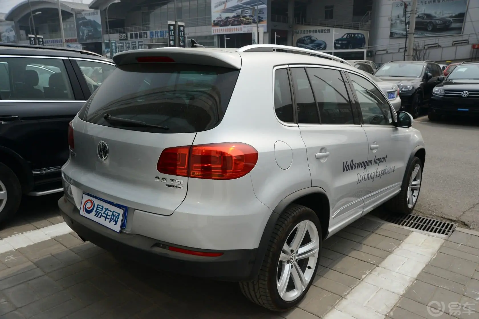 Tiguan2.0 TSI R Line侧后45度车头向右水平