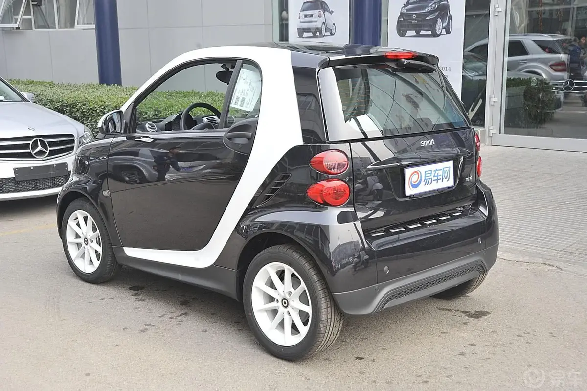 smart fortwo1.0L MHD 新年特别版侧后45度车头向左水平