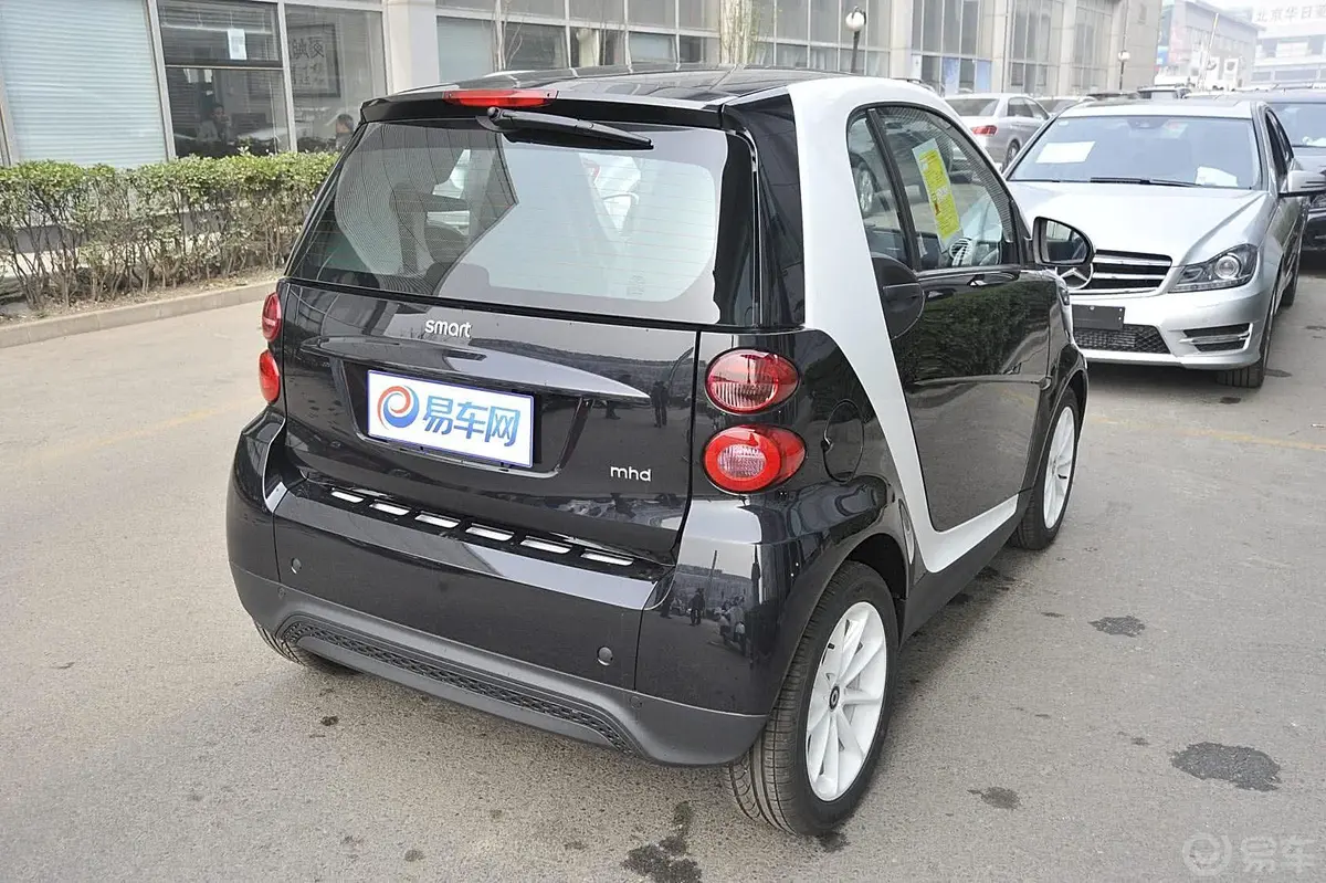 smart fortwo1.0L MHD 新年特别版侧后45度车头向右水平