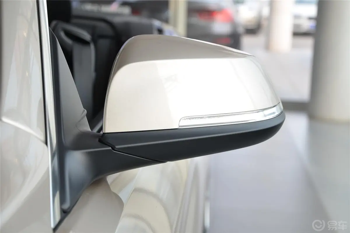 宝马4系敞篷轿跑车 435i 豪华设计套装后视镜转向灯（前）