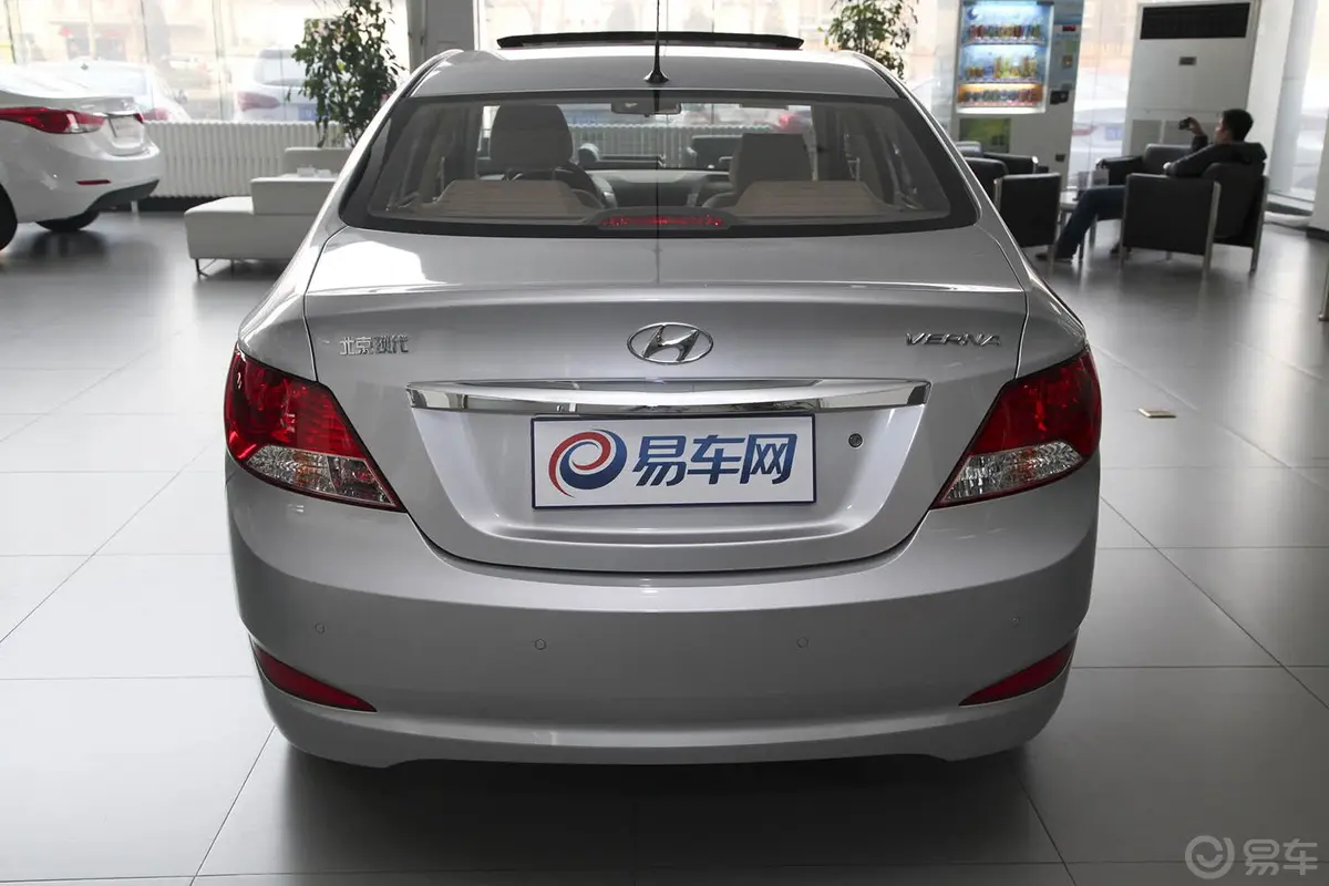 瑞纳三厢 1.4L GL AT正后水平