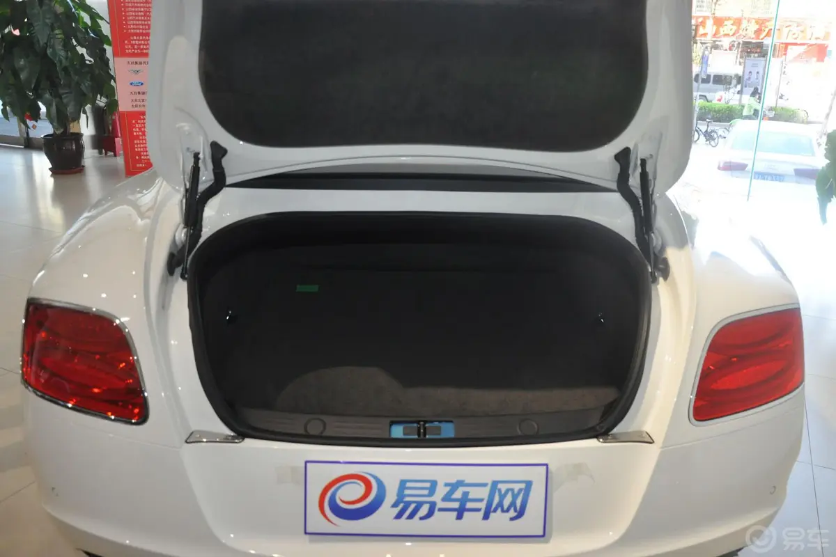 欧陆GT 4.0L V8行李箱空间