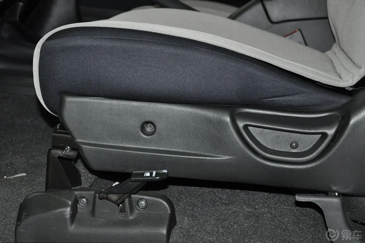 日产帕拉丁2.4L 手动 四驱 标准版 国五驾驶员门储物盒