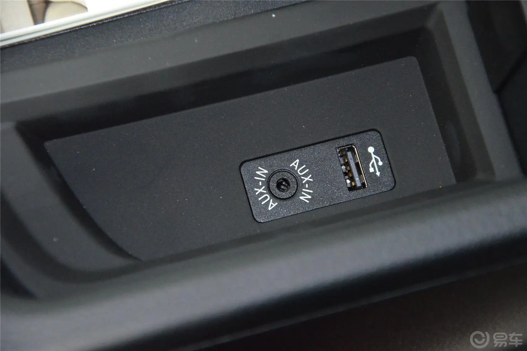 宝马4系敞篷轿跑车 428i 豪华设计套装USB接口