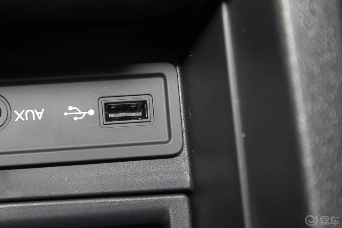 科雷傲(进口)2.5L 两驱 舒适版USB接口