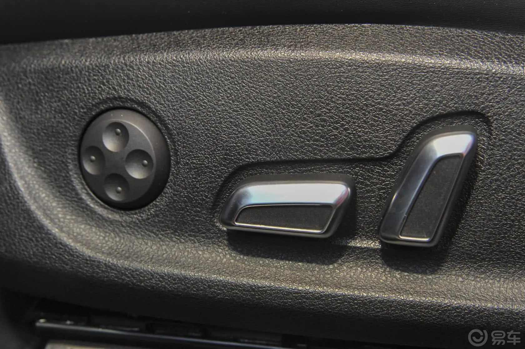 奥迪RS 74.0T 8速手自一体驾驶员门储物盒
