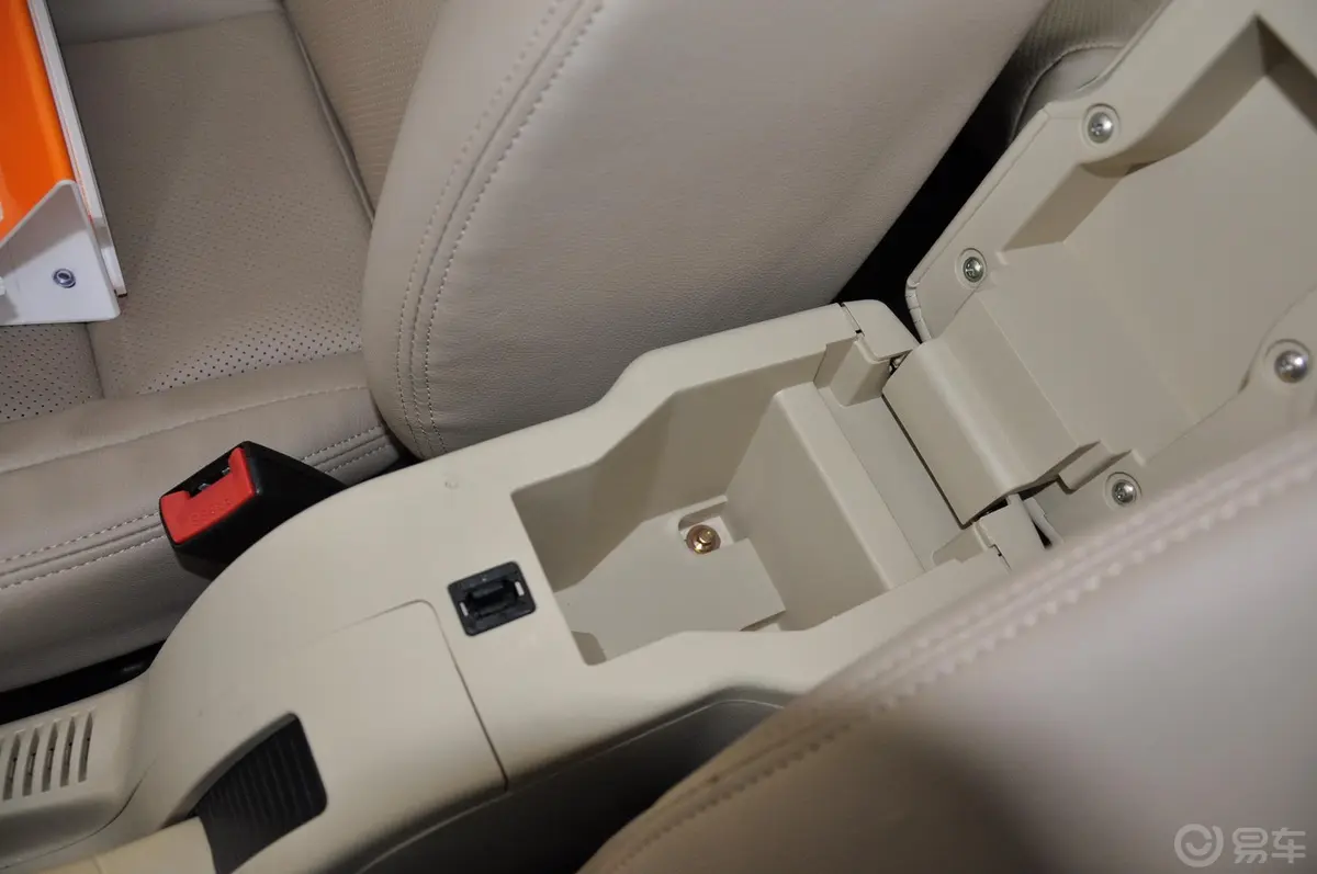 骏捷FSV1.5L 自动 舒适型 新锐版前排中央扶手箱空间
