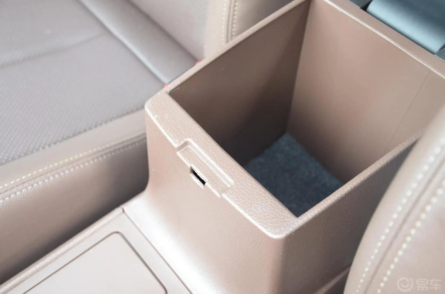 众泰Z3001.6L 都市版 自动 豪华型前排中央扶手箱空间