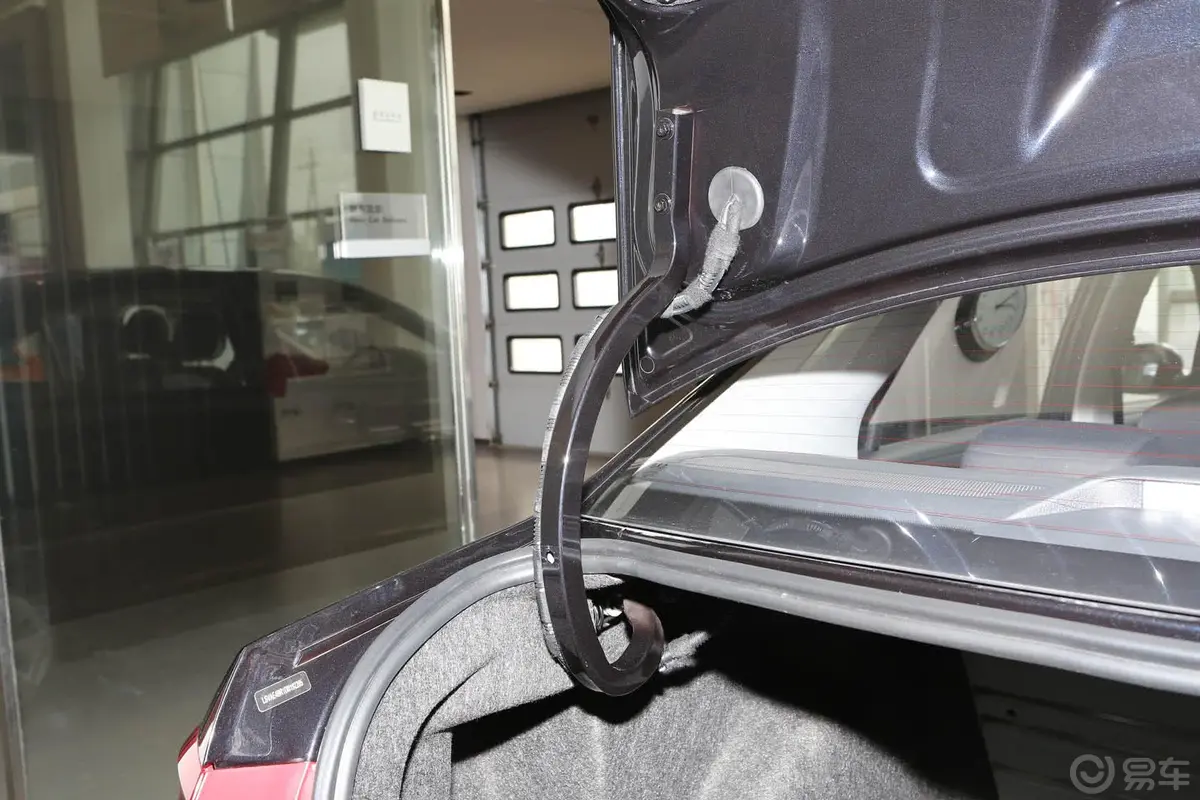 桑塔纳1.6L 手动 风尚版行李厢支撑杆