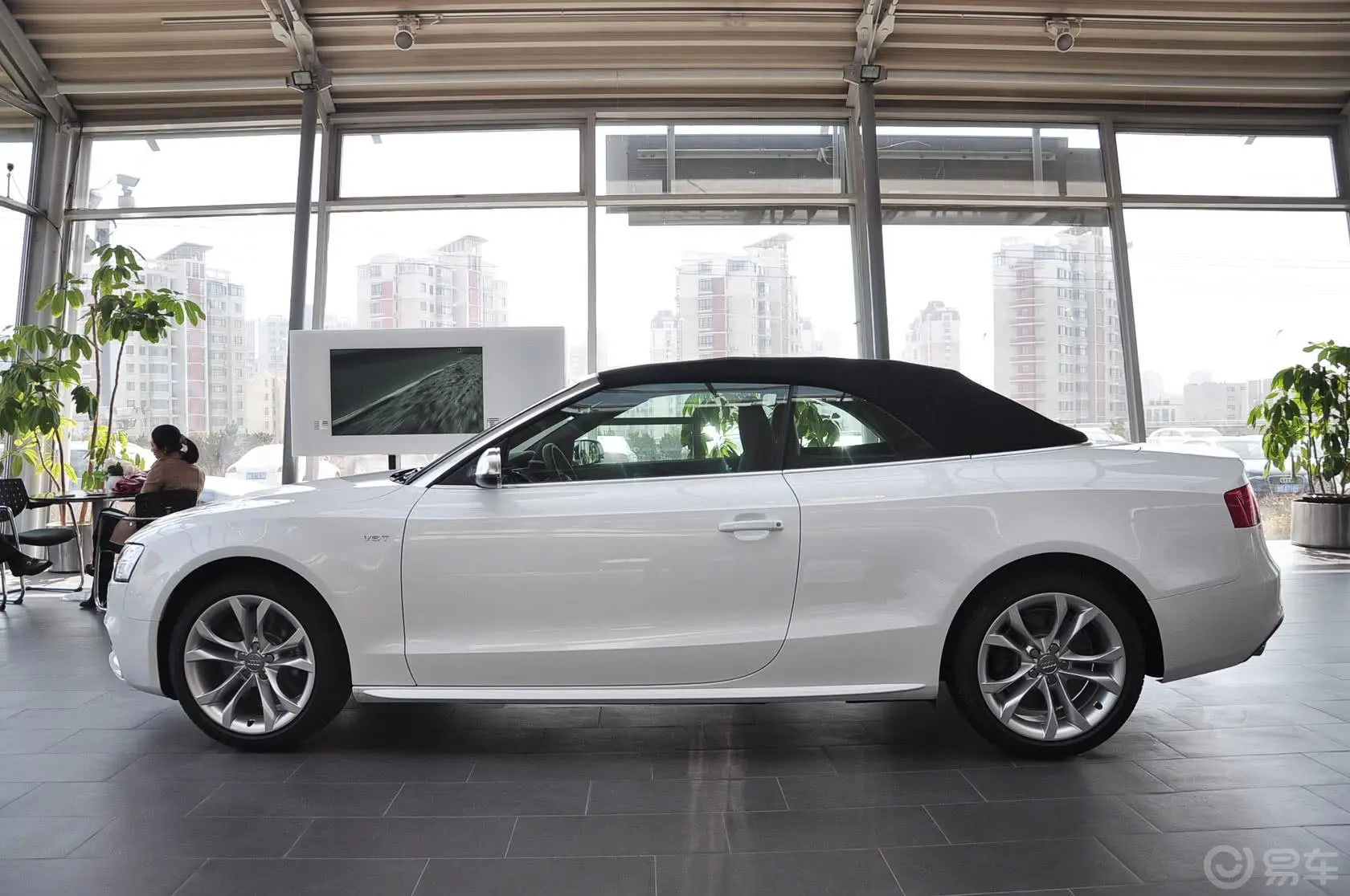 奥迪S5Cabriolet 3.0T正侧车头向左水平