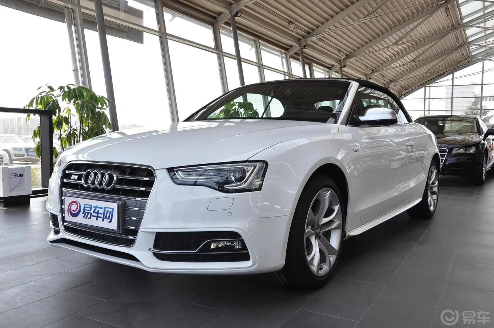 奥迪S5Cabriolet 3.0T侧前45度车头向左水平