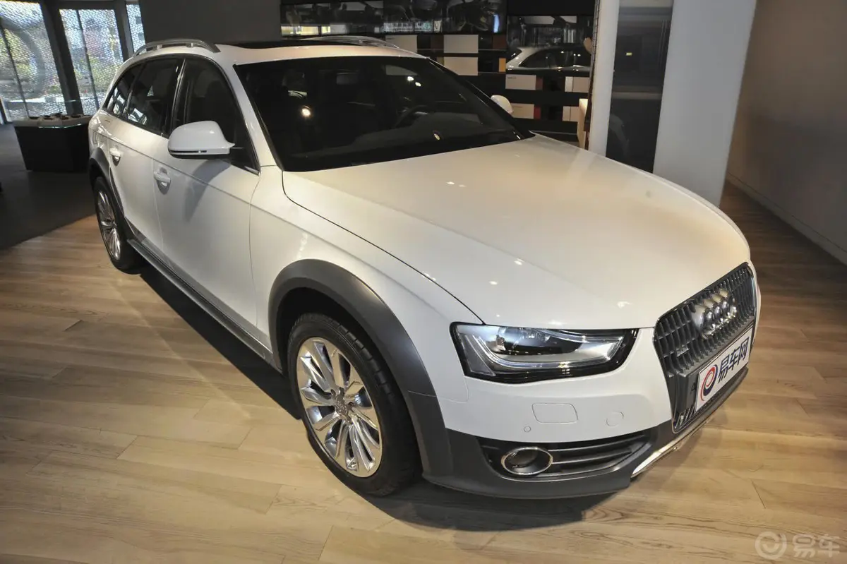 奥迪A4(进口)40TFSI allroad quattro侧前45度车头向右水平