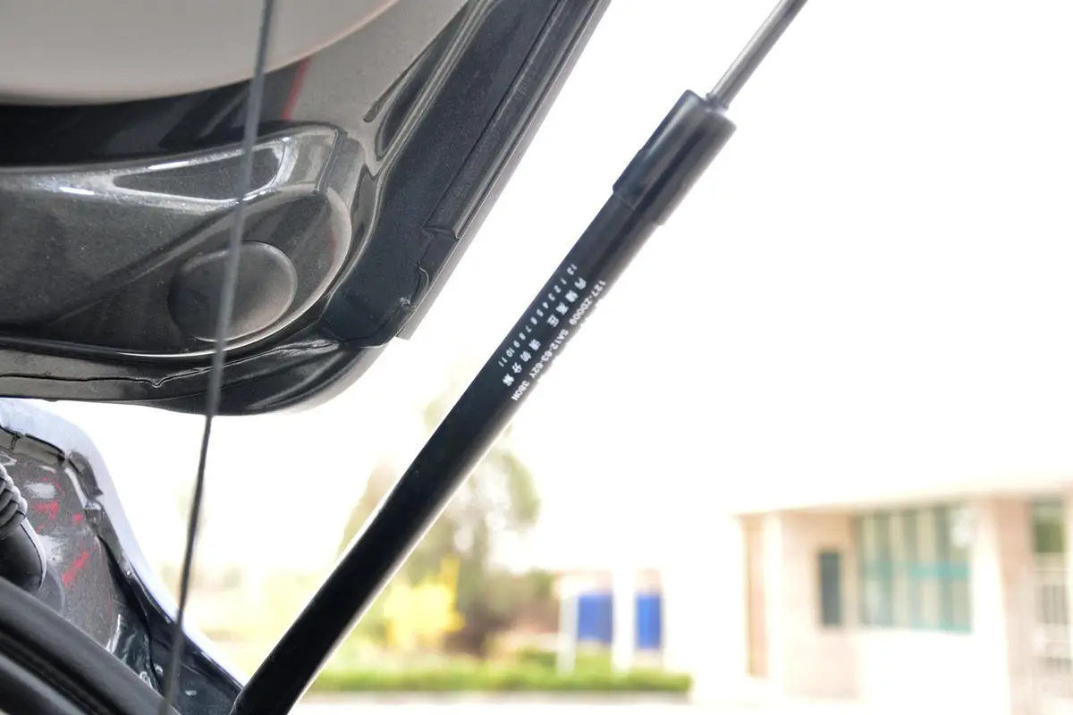 海马S51.6L 手动 智炫型行李厢支撑杆