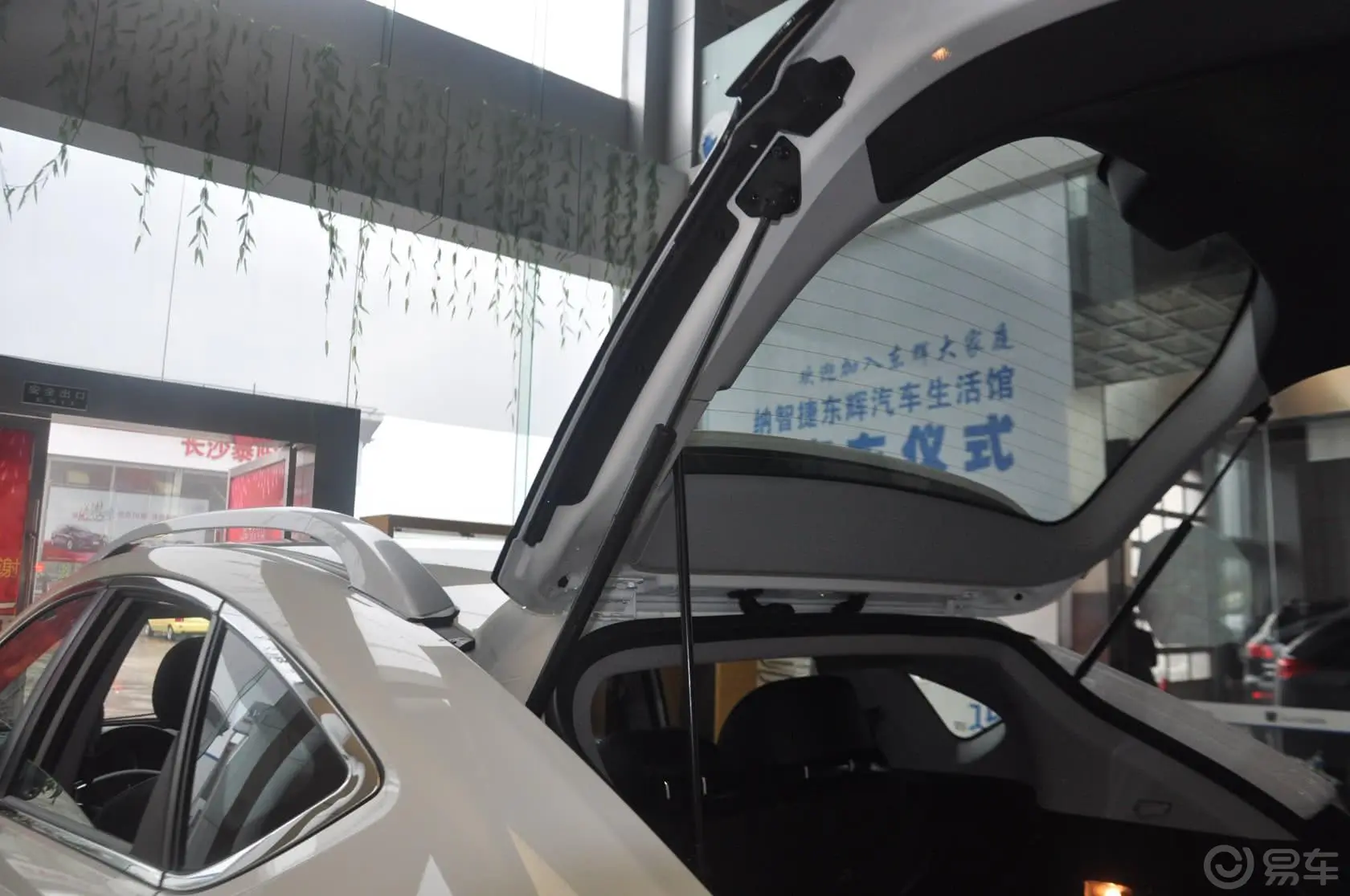 优6 SUV2.0T 旗舰型行李厢支撑杆