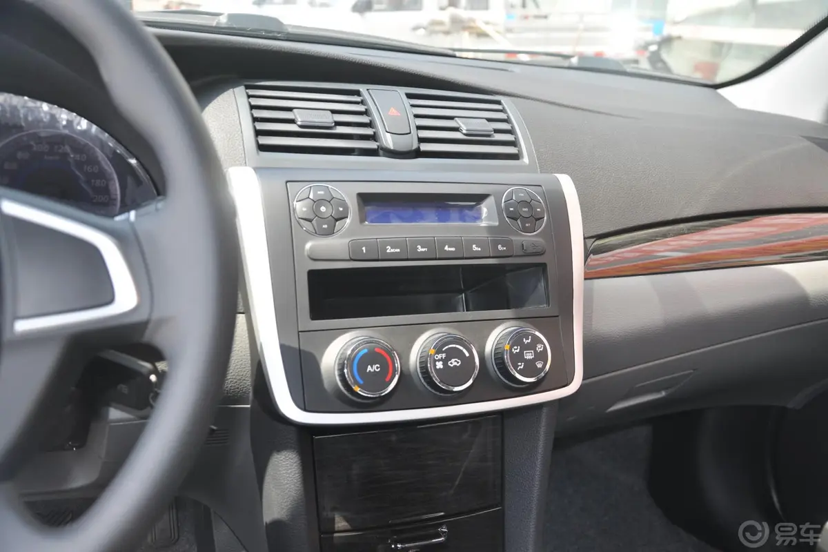 众泰Z3001.5L 手动 舒适型中控台驾驶员方向