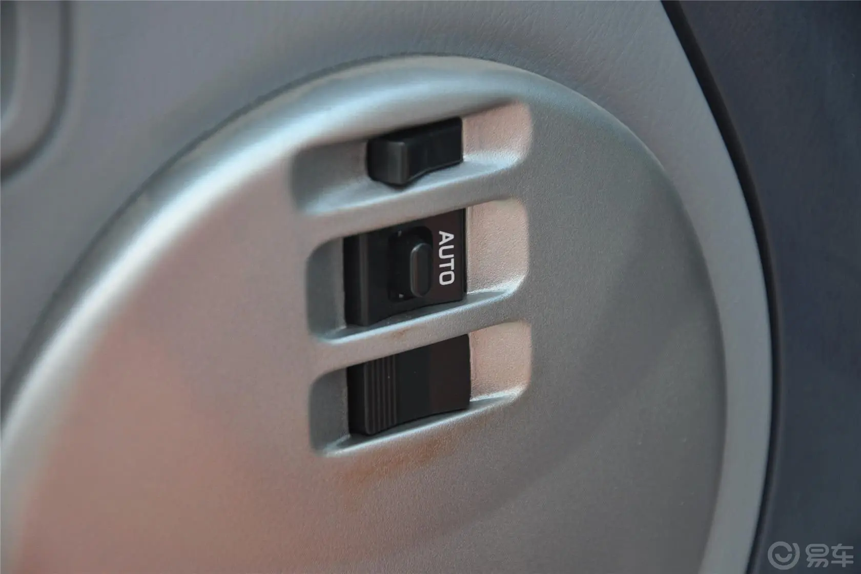 众泰20081.3L 手动 标准型车窗升降键