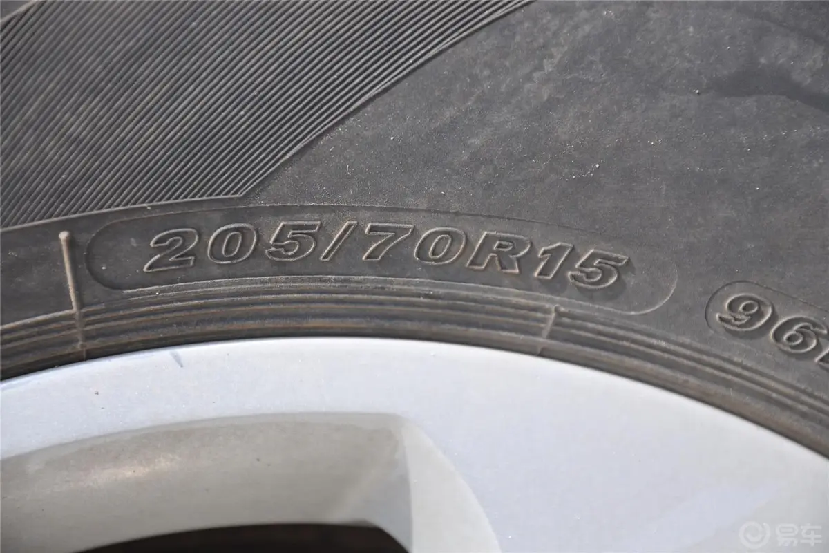 众泰20081.3L 手动 标准型轮胎规格