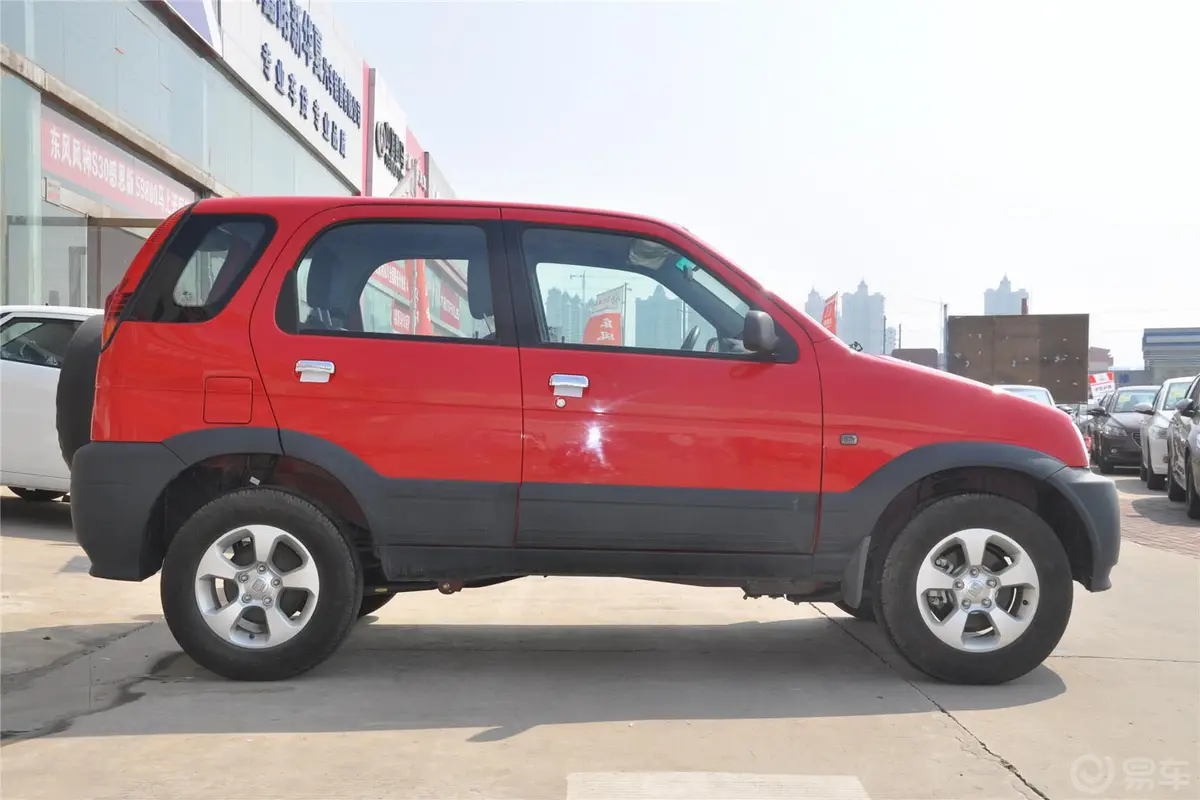 众泰20081.3L 手动 标准型正侧车头向右水平