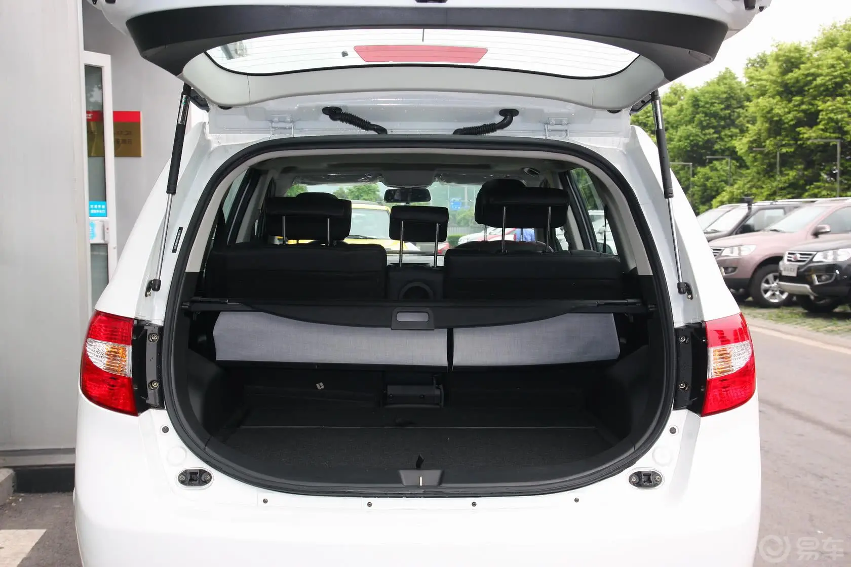 陆风X8探索版 2.0T 手动 四驱 超豪华型 汽油版行李箱空间
