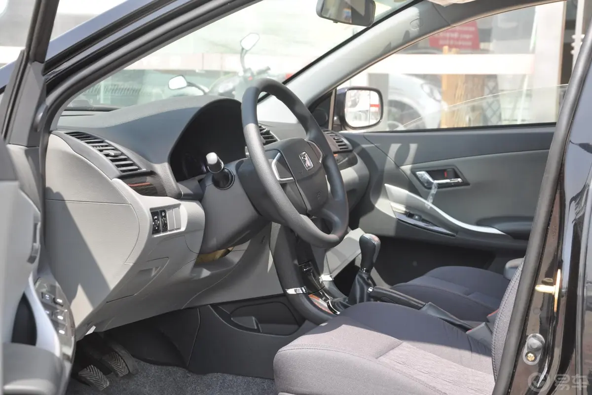 众泰Z3001.5L 手动 舒适型前排空间