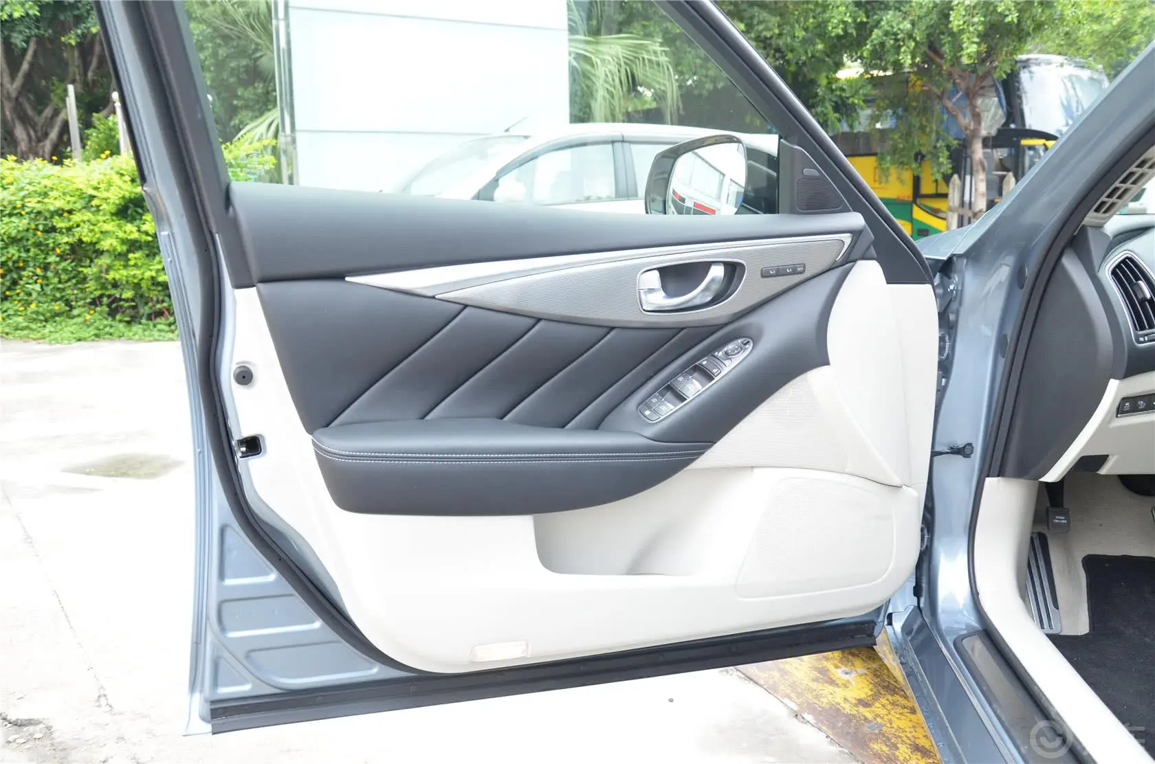英菲尼迪Q50Hybrid 旗舰版驾驶员侧车门内门板