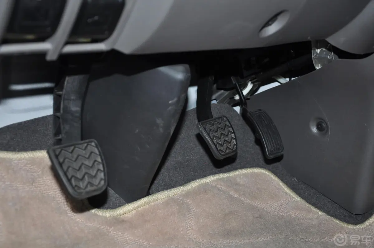 凯歌2.7L 手动 汽油版 豪华版脚踏板