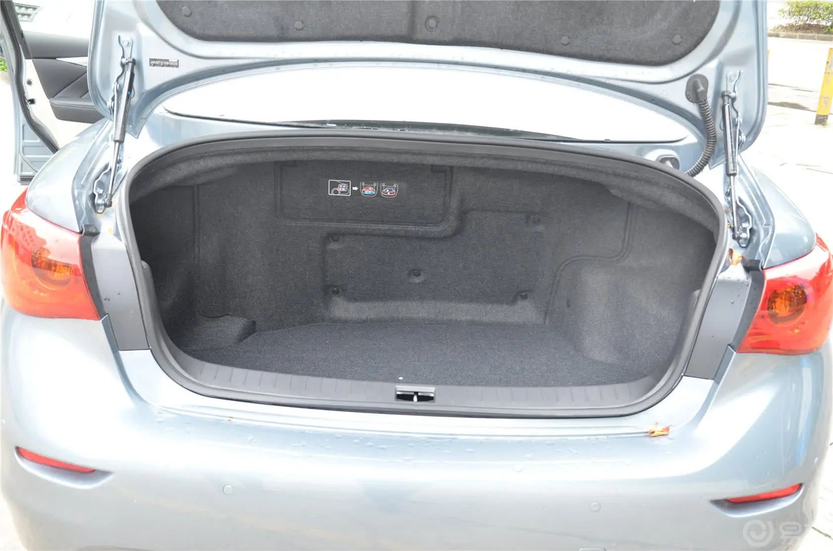 英菲尼迪Q50Hybrid 旗舰版行李箱空间