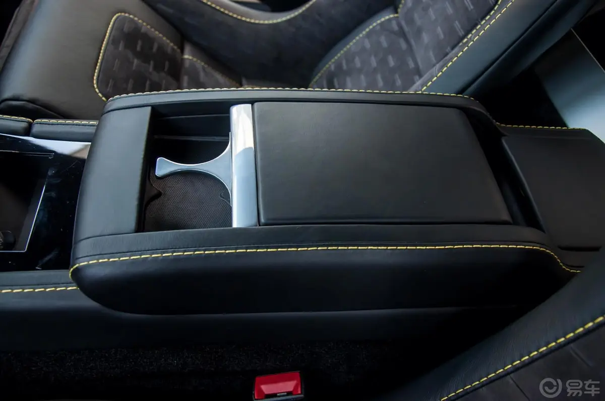 V8 Vantage4.7L Coupe前排中央扶手箱