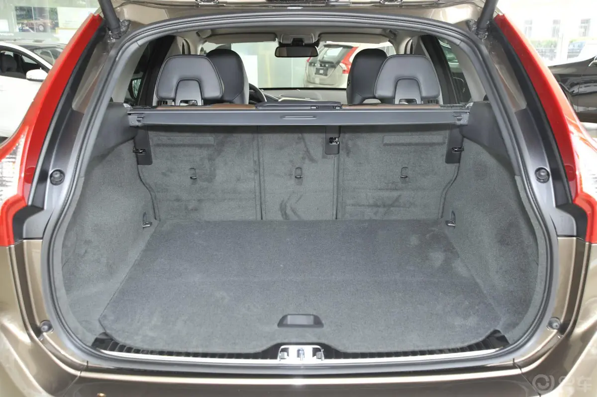 沃尔沃XC60(进口)3.0T T6 AWD 个性运动版行李箱空间
