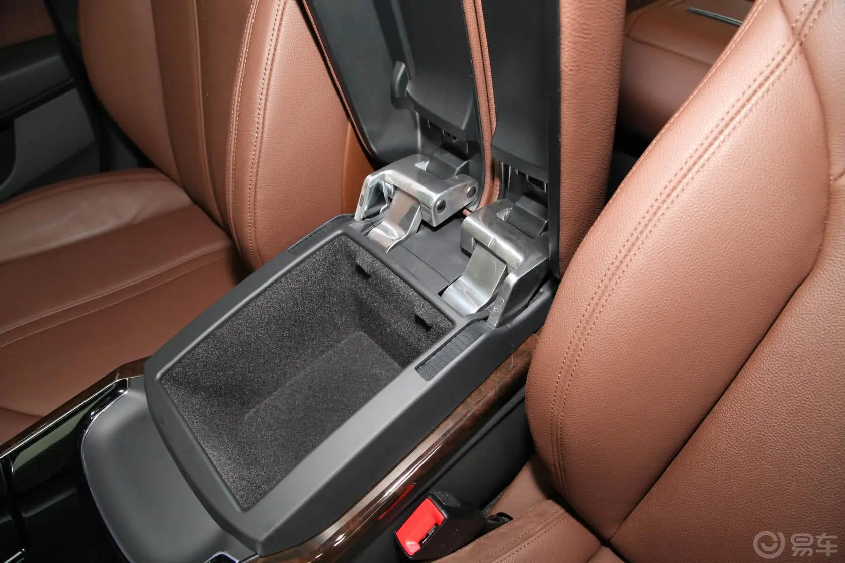 奥迪A8A8L 45 TFSI quattro舒适型前排中央扶手箱空间