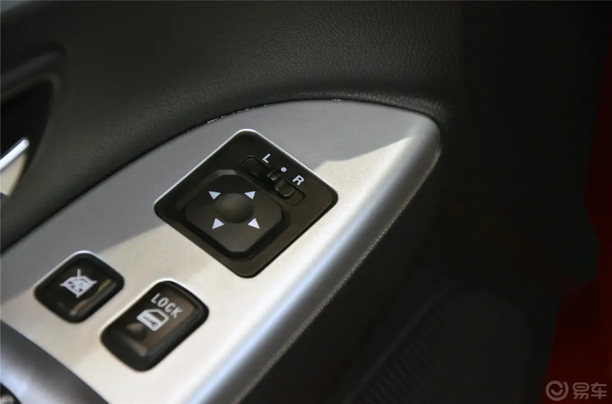 劲炫2.0L CVT 两驱豪华版外后视镜控制键