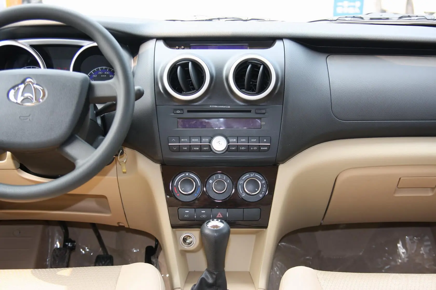 欧诺S改款 1.5L 手动 精英版中控台整体