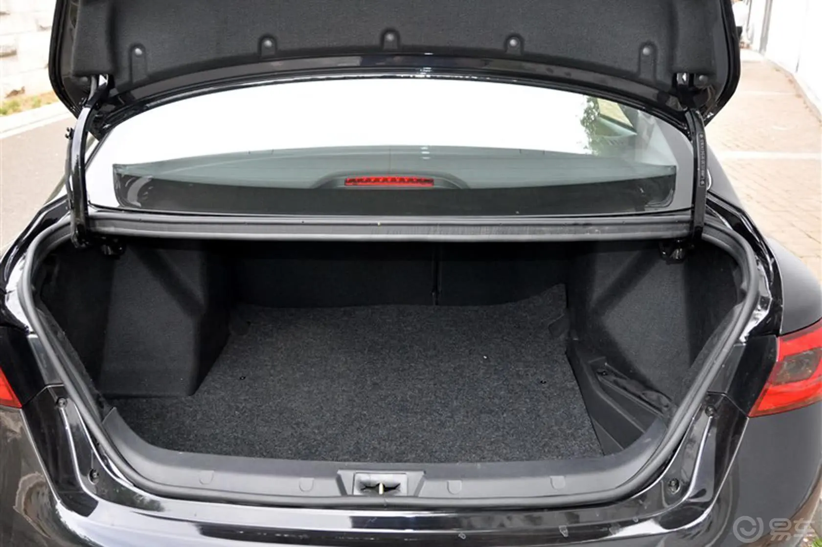 众泰Z300新视界版 1.5L 手动 时尚型行李箱空间