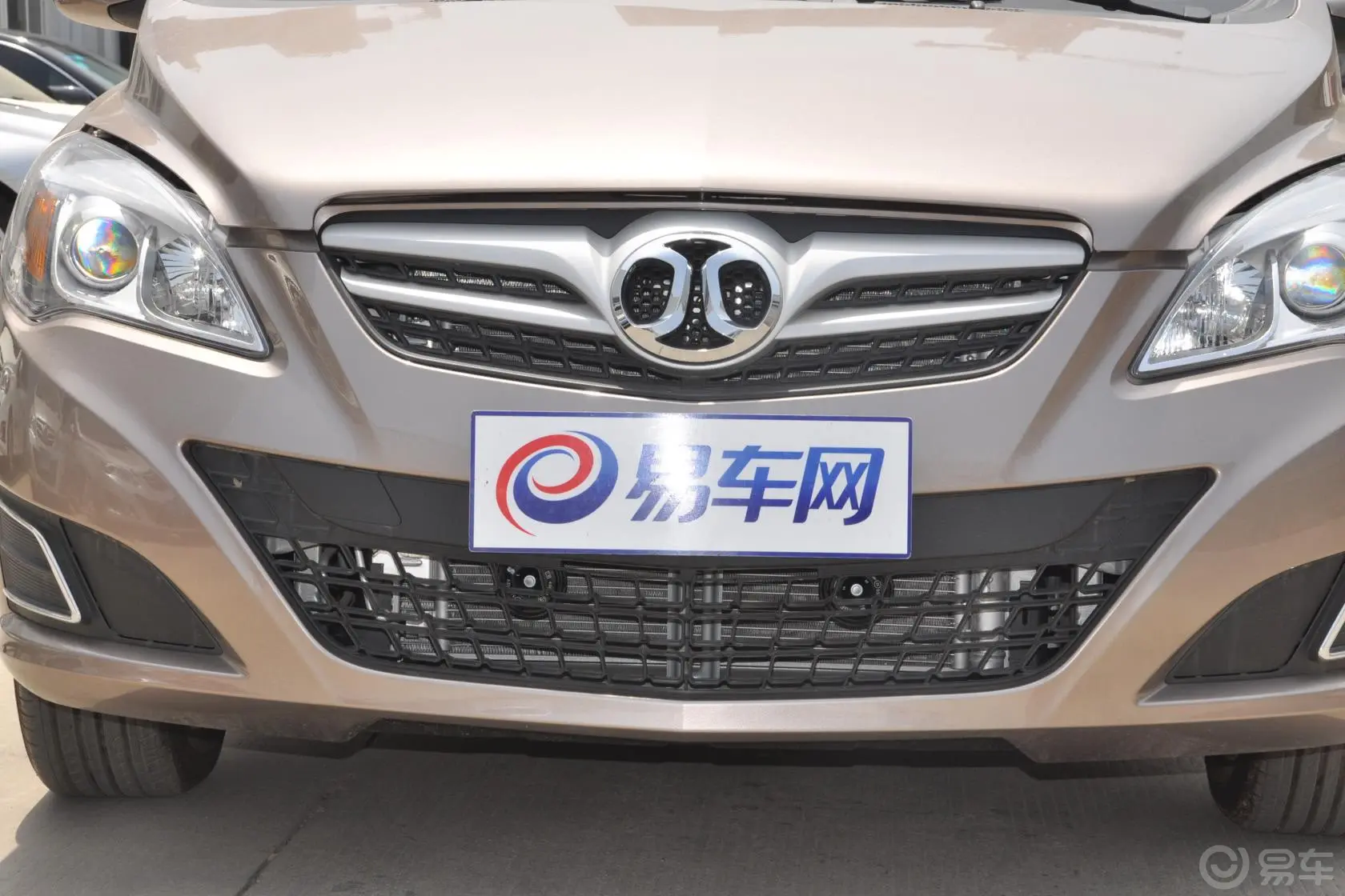 北京汽车E系列两厢 1.5L 乐天自动版前格栅侧俯拍