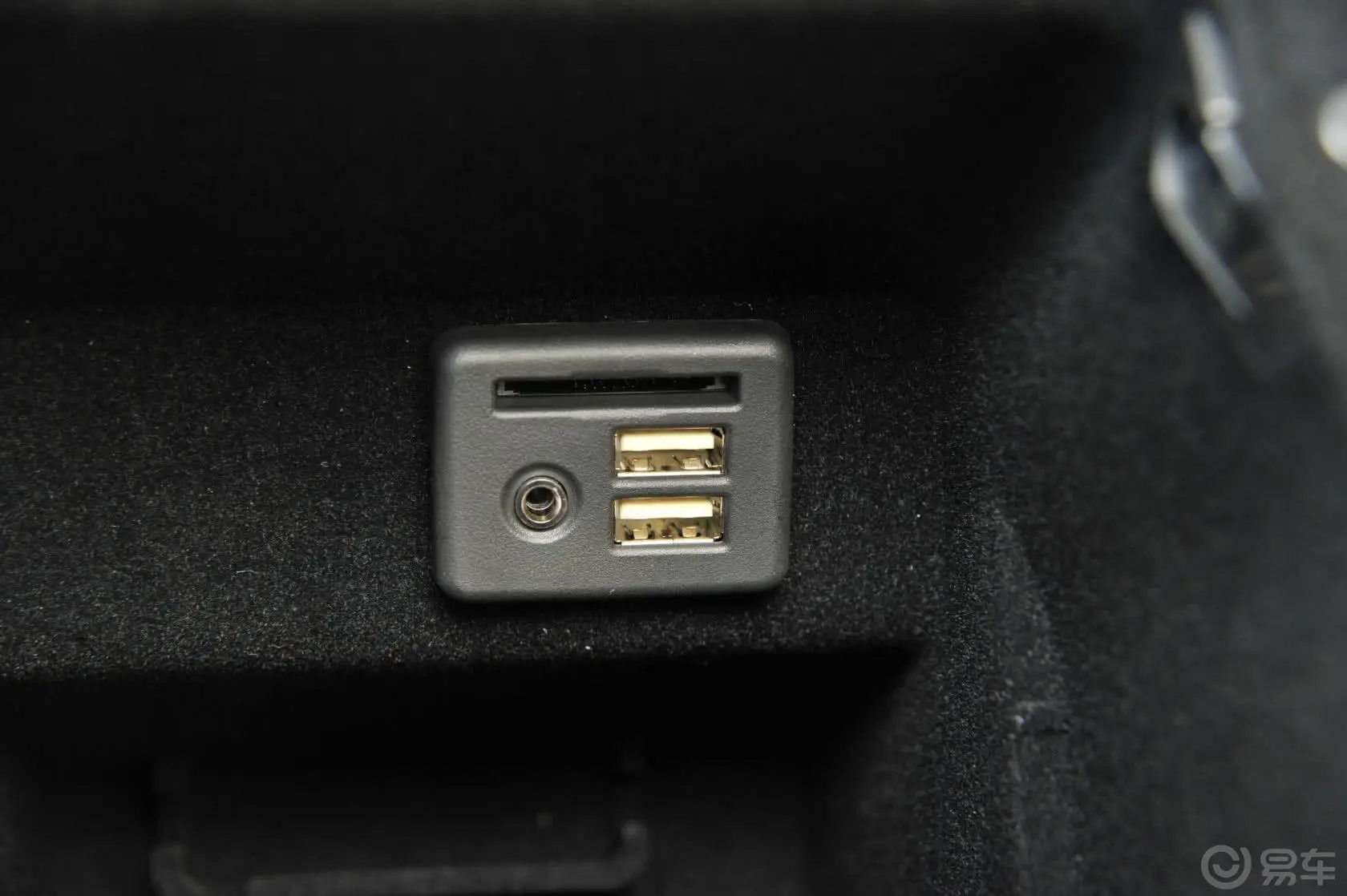 君越2.4L 领先舒适型USB接口