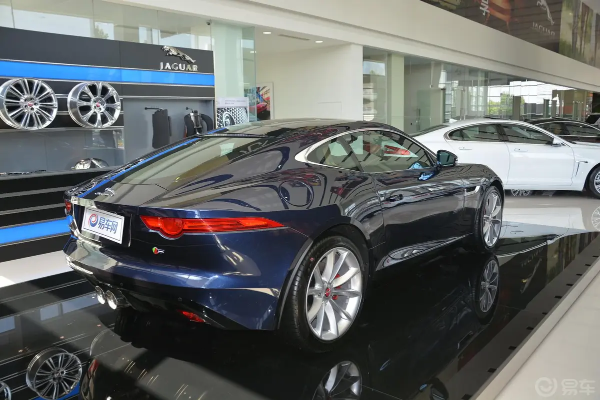 捷豹F-TYPE3.0T V6 S Coupe侧后45度车头向右水平