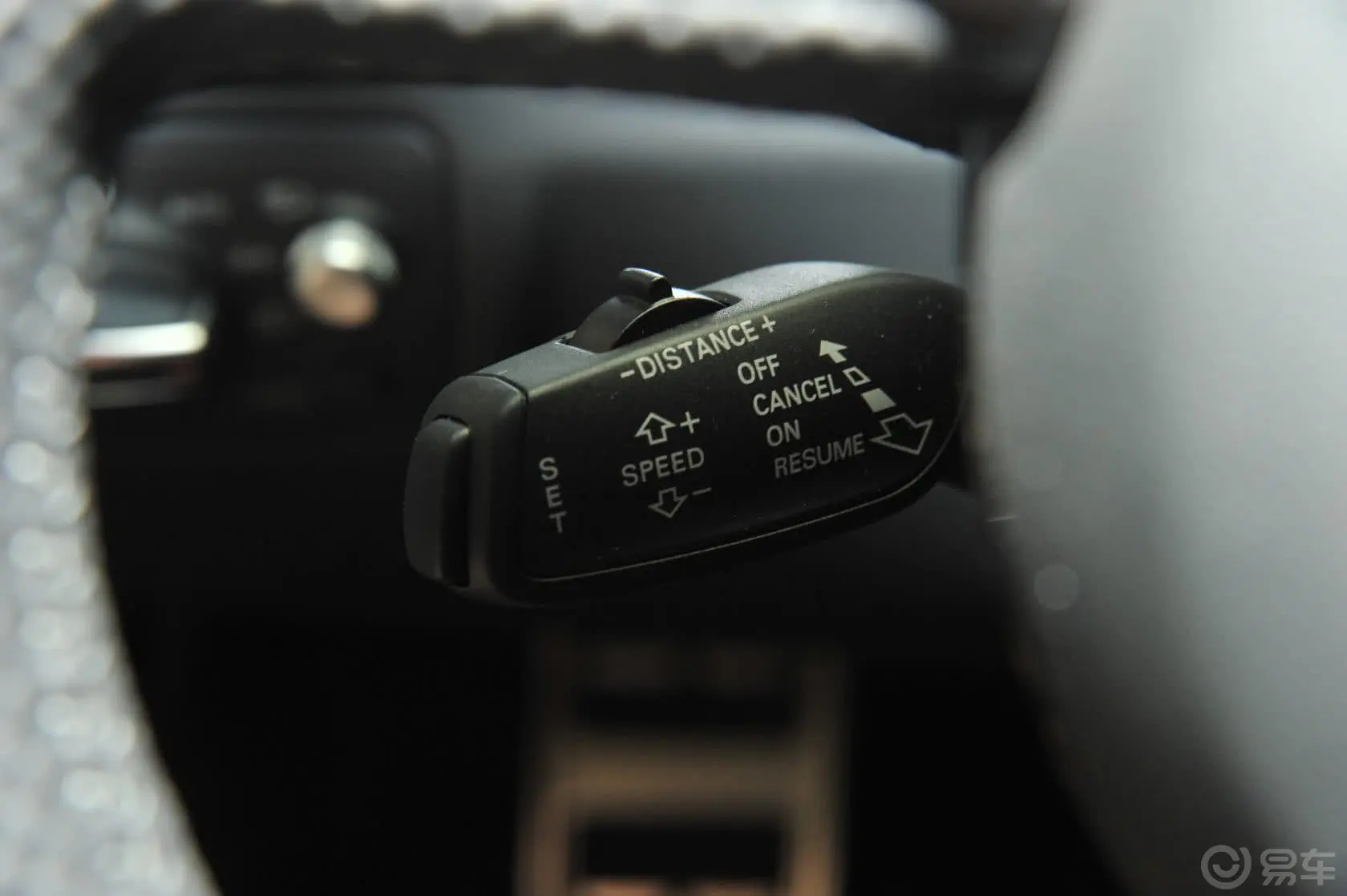 奥迪RS 74.0T 8速手自一体大灯远近光调节柄