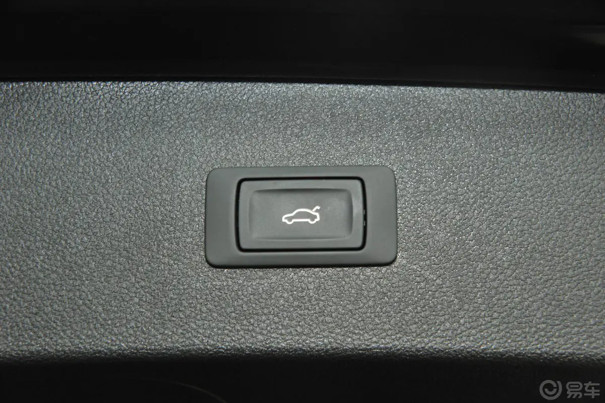 奥迪RS 74.0T 8速手自一体空间