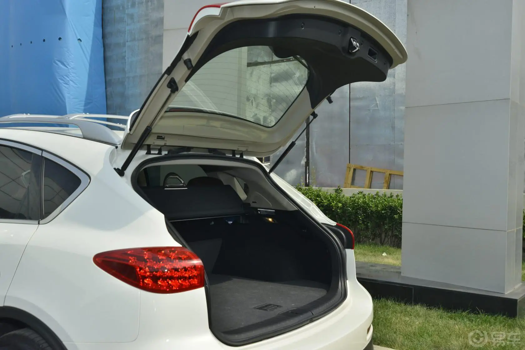 英菲尼迪QX50(进口)2.5L 自动 两驱 优雅版行李厢开口范围