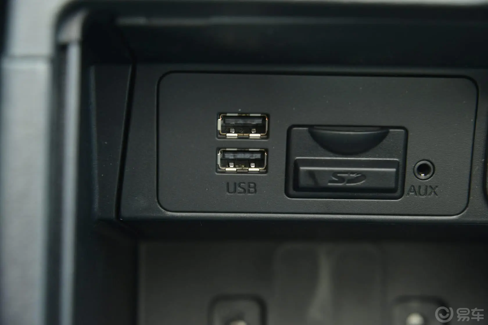 马自达3 昂克赛拉三厢 1.5L 自动 尊贵型USB接口