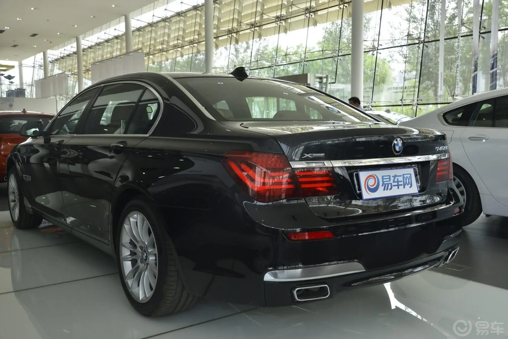 宝马7系740Li xDrive 马年限量版侧后45度车头向左水平