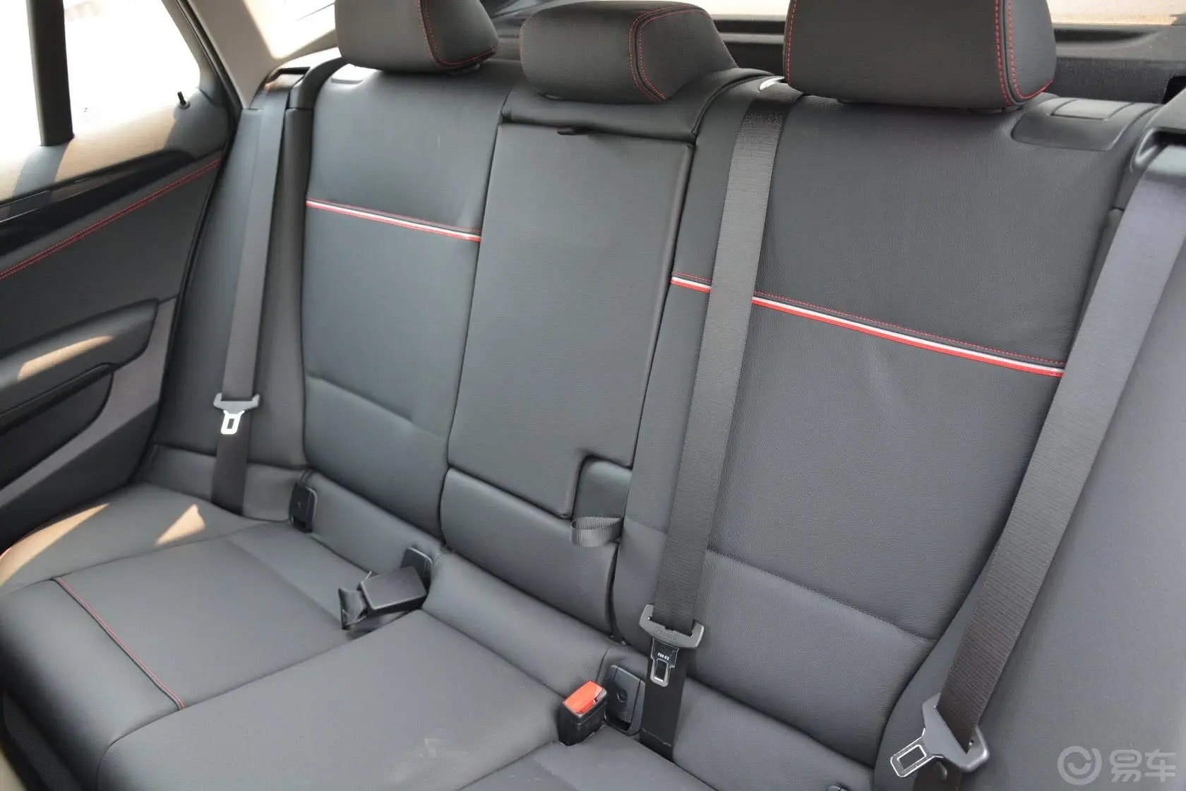 宝马X1sDrive18i 运动设计套装后排座椅