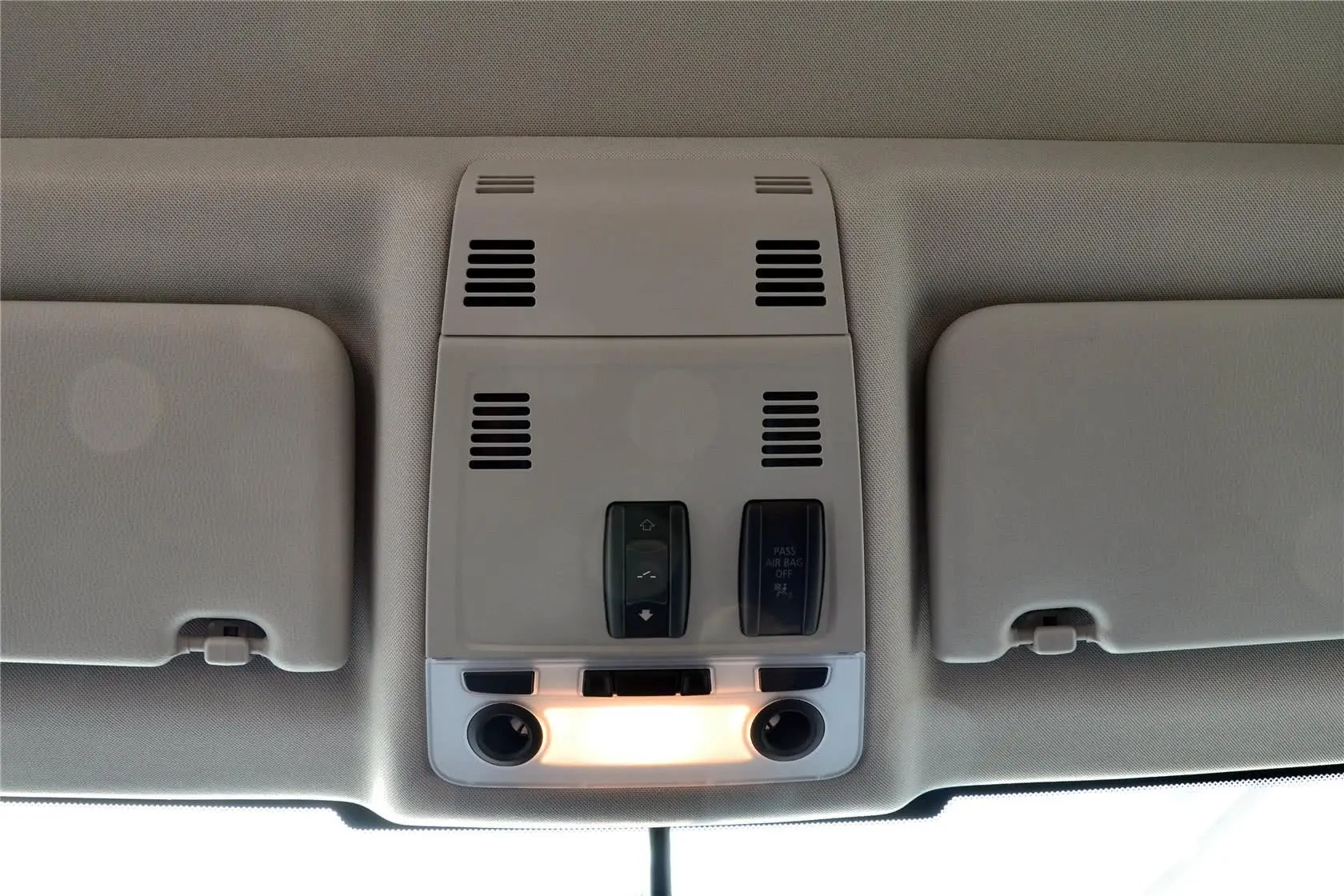 宝马X1xDrive20i 运动设计套装前排车顶中央控制区