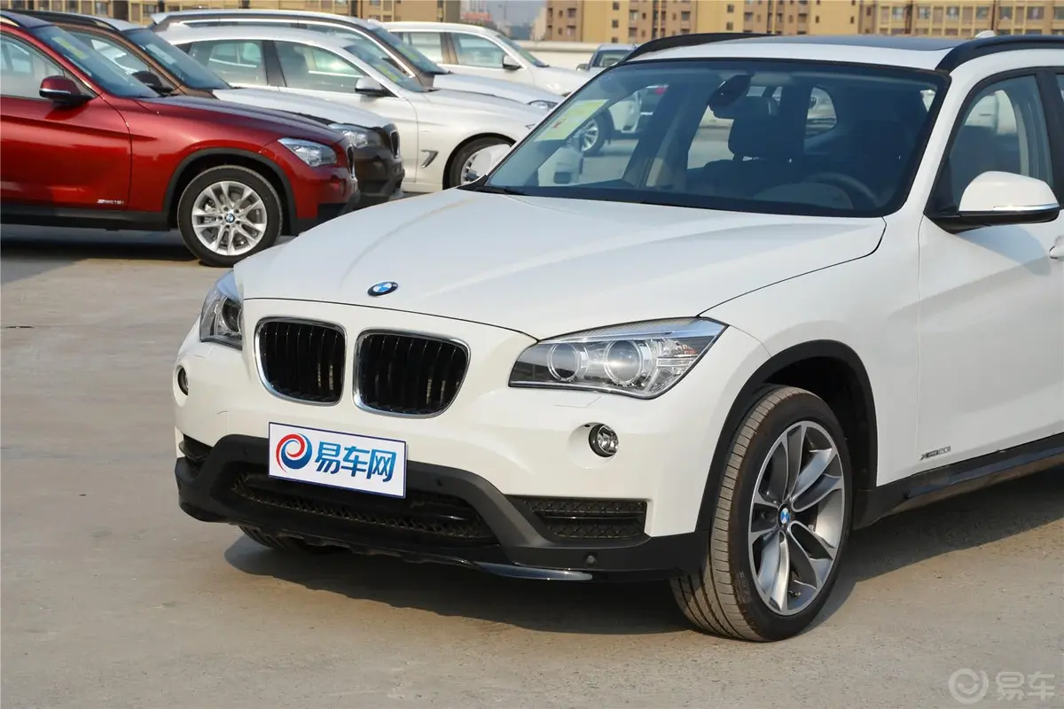 宝马X1xDrive20i 运动设计套装车头局部