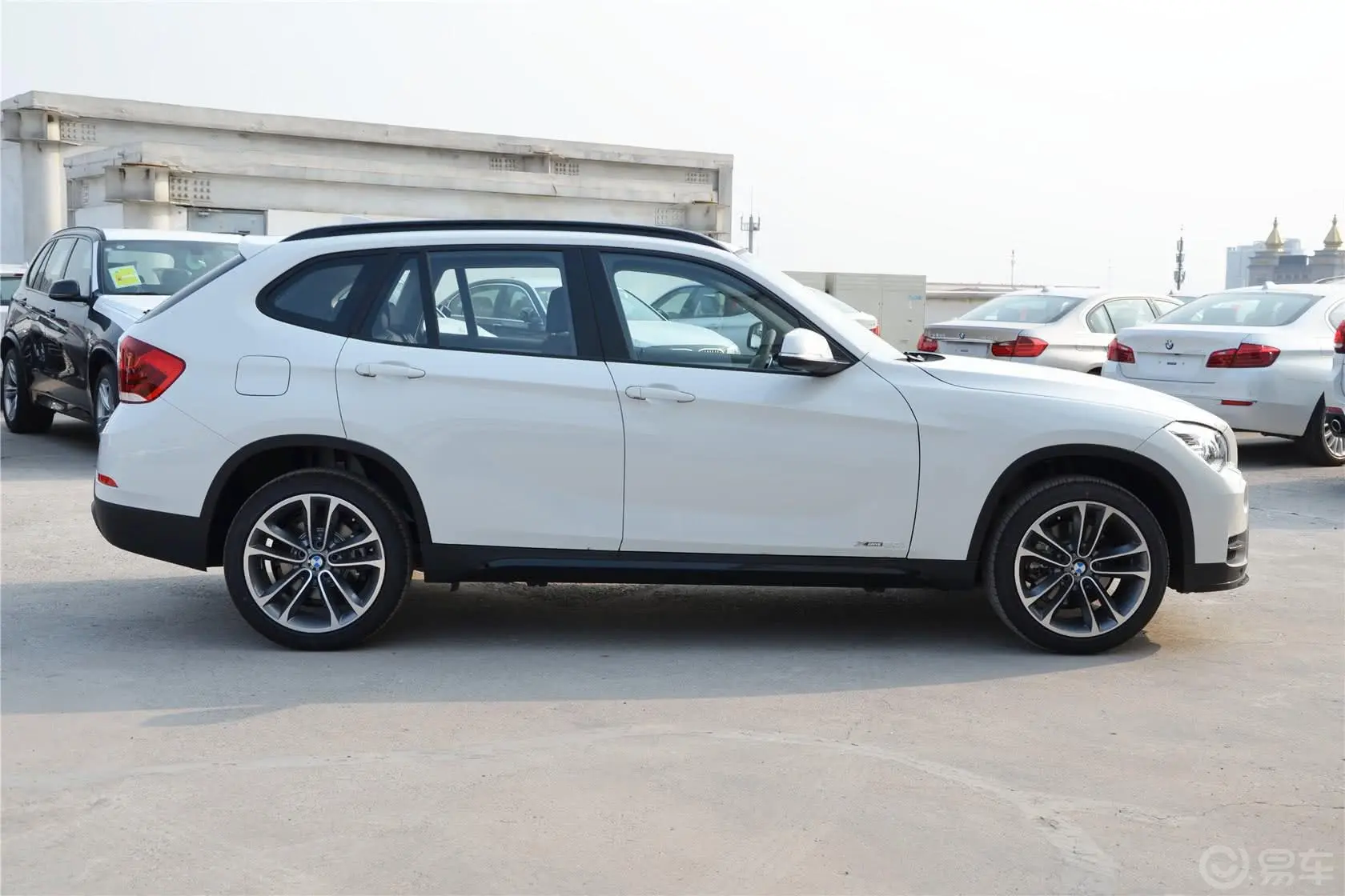 宝马X1xDrive20i 运动设计套装正侧车头向右水平