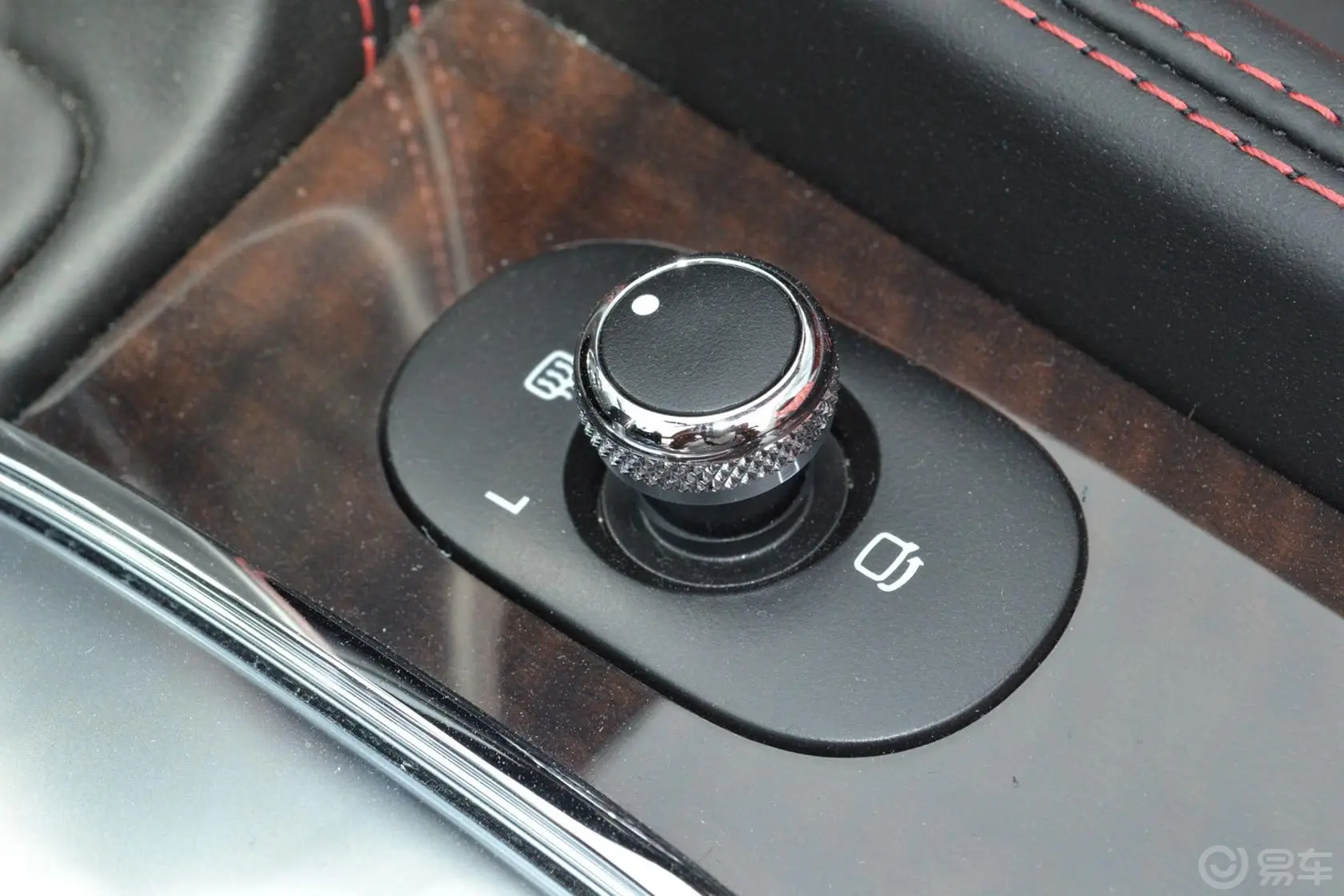 欧陆GT 4.0L V8 S 敞篷版外后视镜控制键