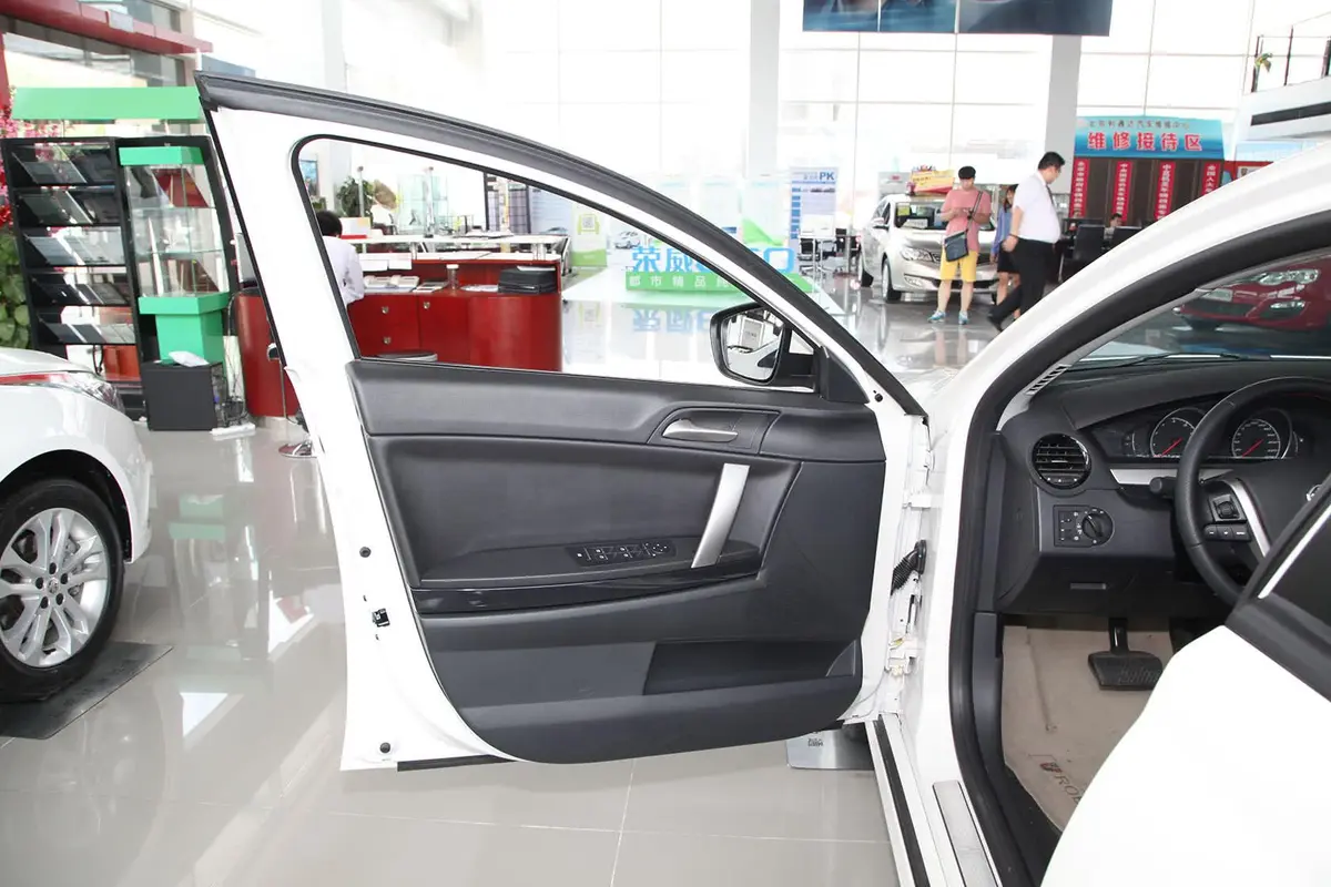 MG6三厢 1.8T 自动 性能版驾驶员侧车门内门板