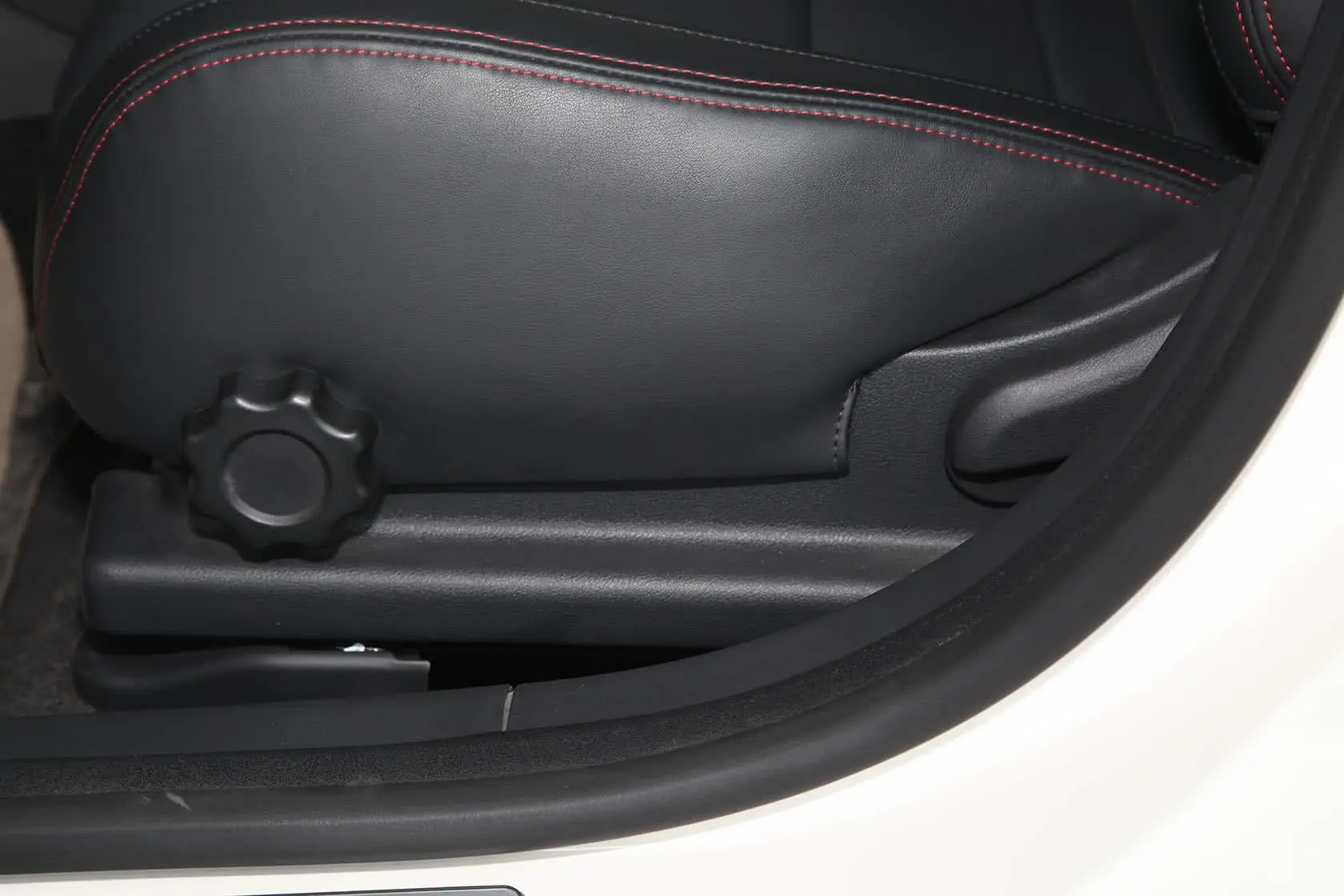 MG6三厢 1.8T 自动 性能版座椅调节键
