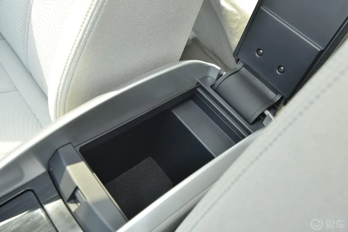 奔腾B901.8T 自动 舒适型前排中央扶手箱空间