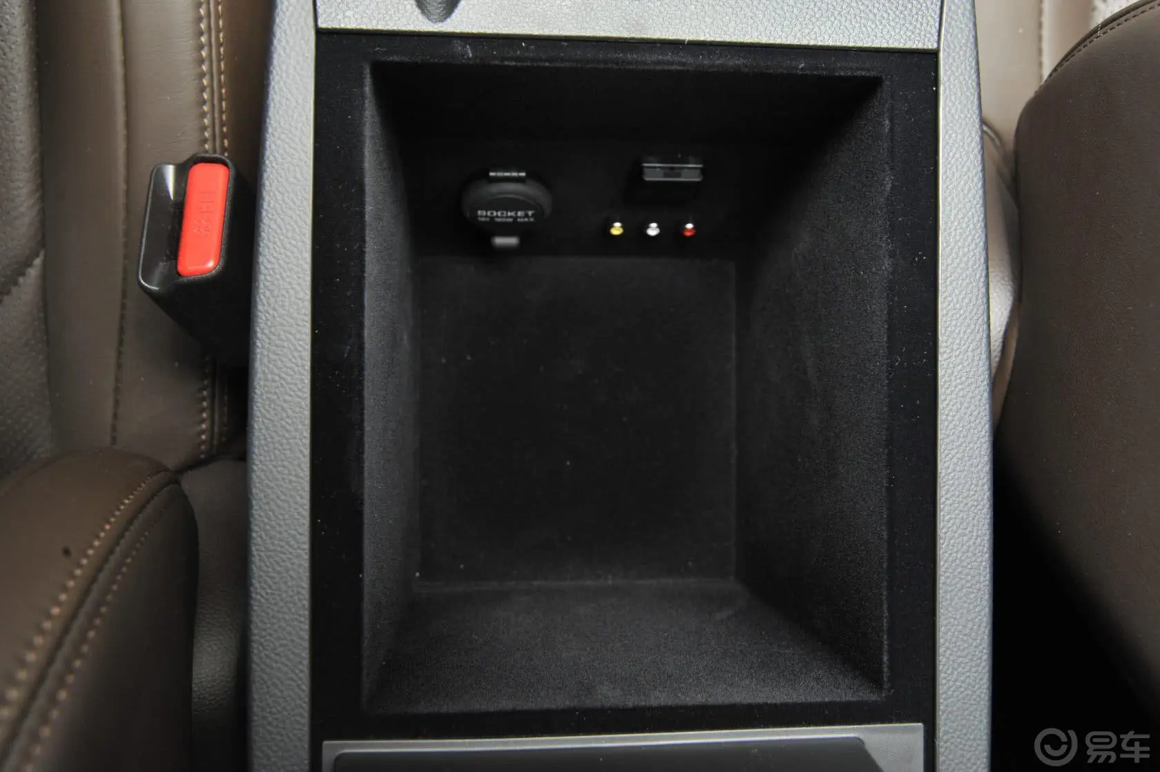 英菲尼迪QX703.7L 手自一体 超越版前排中央扶手箱空间